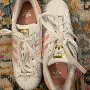 NEVER WORN ADIDAS SUPERSTAR PINK w velvet details, size 6